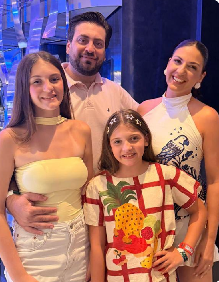 Eduardo Gazzi com Vanessa e suas filhas, Paola e Thais